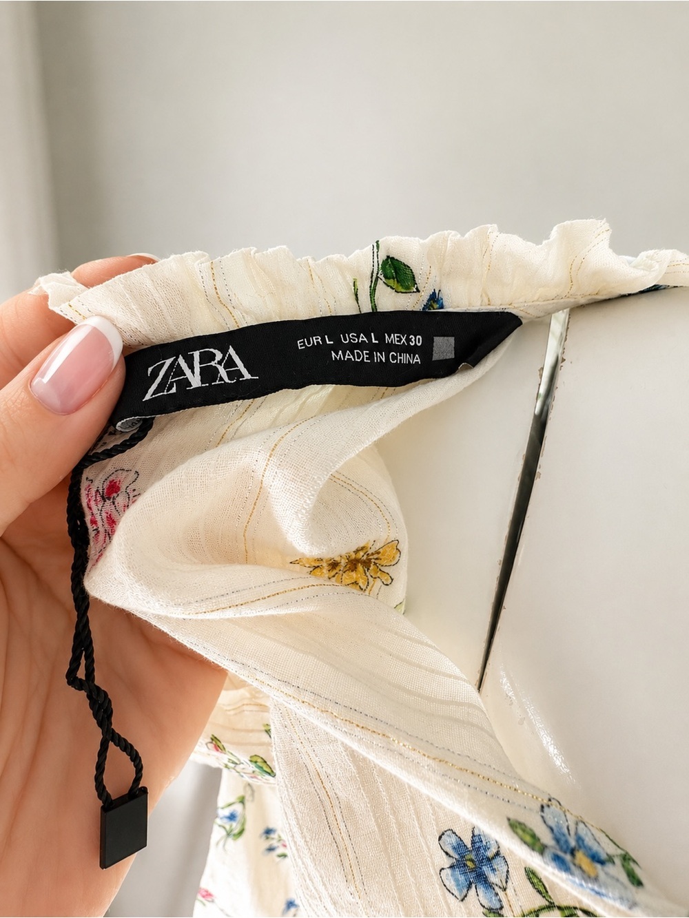 ZARA LIKE NEW Floral Metallic Lurex Ruffle Smocked Cropped Blouse Ivory Sz Large - Picture 6 of 7
